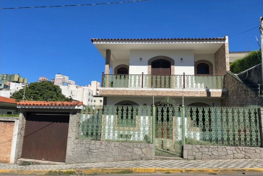 Linda casa no centro de Aparecida